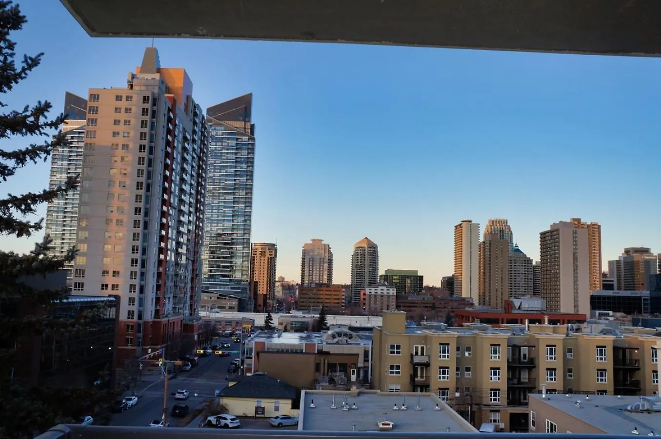 Spacious 2 Bedroom In Beltline On The Top Floor Calgary Apartment