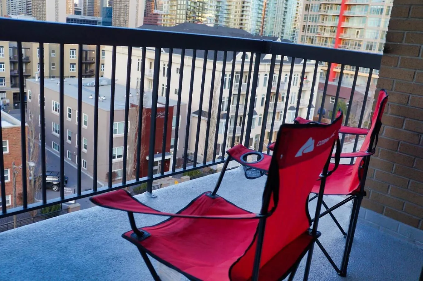 Spacious 2 Bedroom In Beltline On The Top Floor Calgary